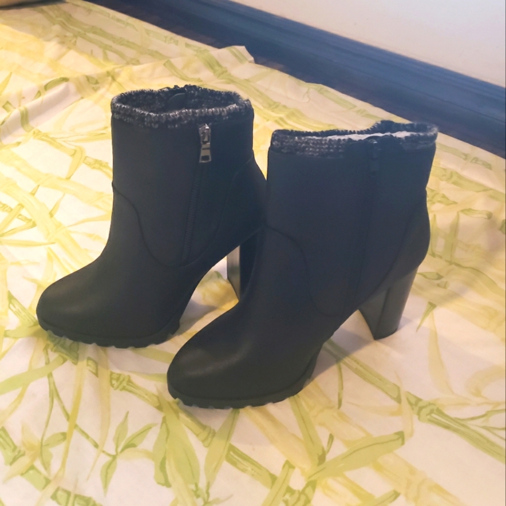 JustFab size 10 black sweater cuff booties